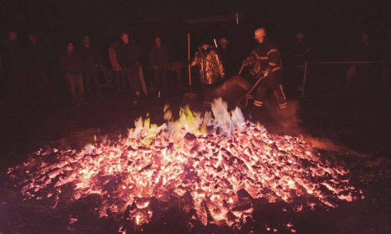 Ein brennendes Lagerfeuer als Sinnbild für Mut und Motivation