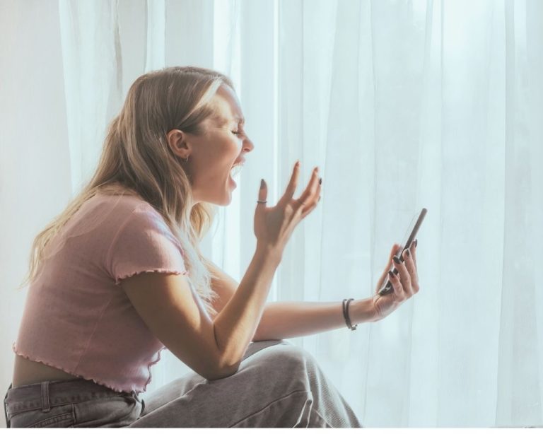 Frau gestikuliert aufgebracht, während sie schlecht über eine andere Person spricht – Symbolbild für offensive Energien und energetische Flüche