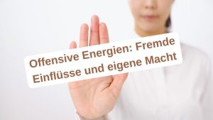 Abwehrende Hand vor dem Gesicht einer Frau als Symbol für fremde negative Einflüsse